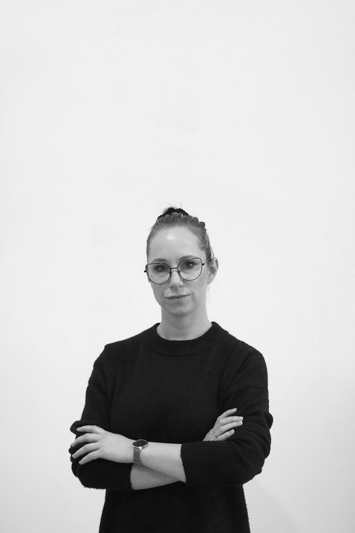 Projektantka instalacji sanitarnych w czarnej bluzie, zdjęcie portretowe