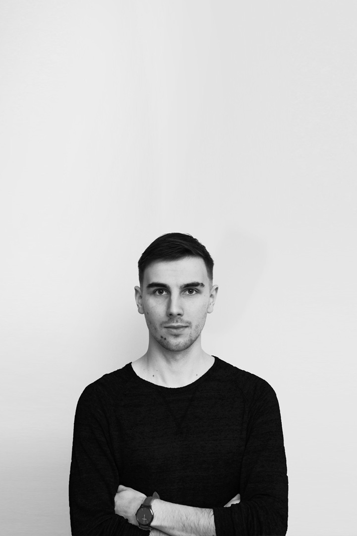 Architekt, projektant BIM w czarnej bluzie, zdjęcie portretowe