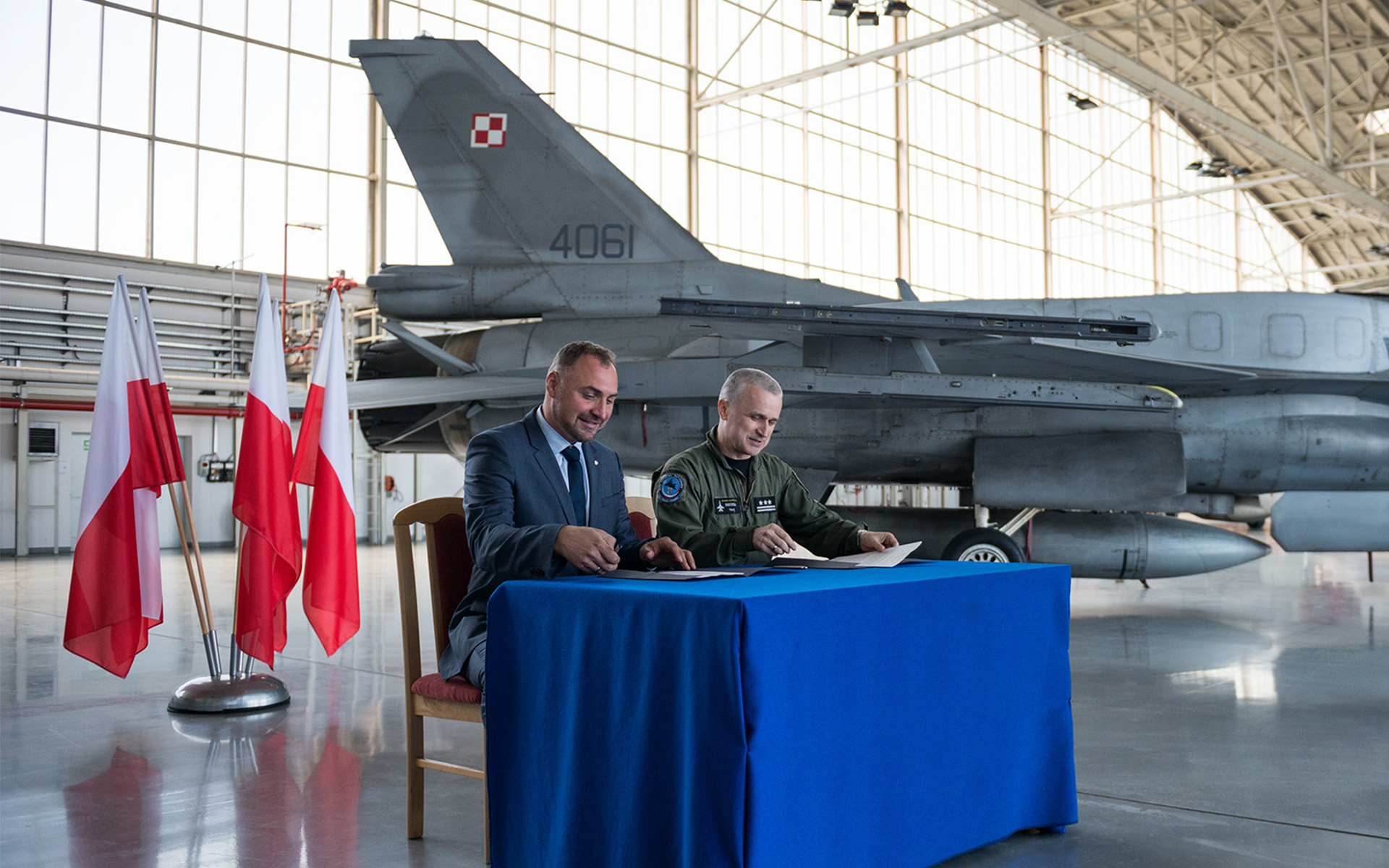 Podpisanie umowy z bazą na Krzesinach w sprawie współpracy na rzecz budowy Centrum Lotnictwa w Poznaniu, oficjalnie podpisanie umowy